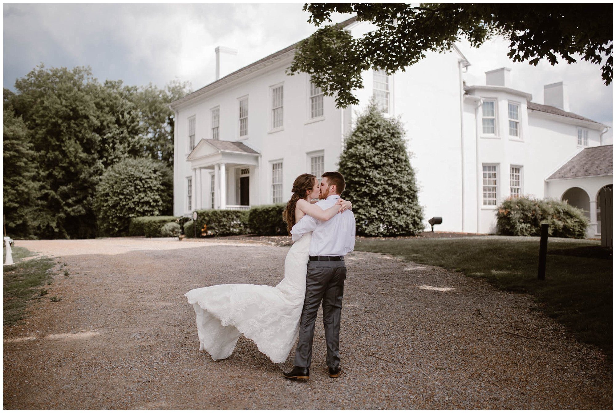 Bride and Groom kissing at Crescent Bend House Knoxville